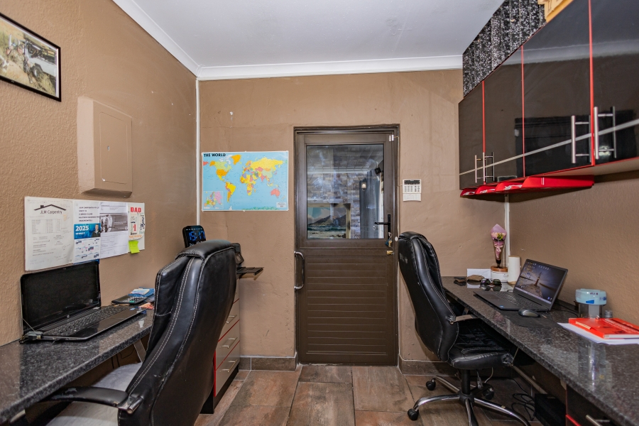 5 Bedroom Property for Sale in Peerless Park Western Cape